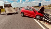 MARDİN - Mardin'de tırın sıkıştırdığı otomobile bariyer ok gibi saplandı: 4 yaralı