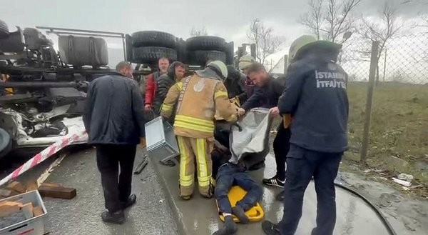 Sultangazi'de korkunç kaza: Beton mikseri otomobilin üzerine devrildi, sürücüler sıkıştı