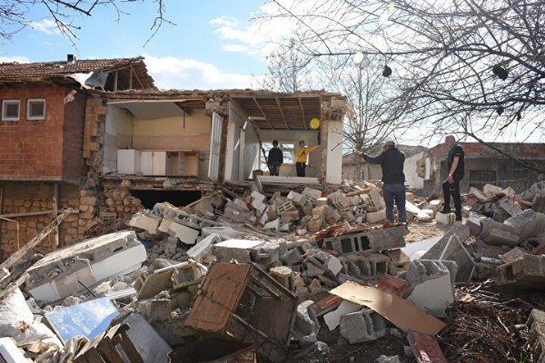 Depremin vurduğu Adıyaman'da fay hattının üzerindeki ev ikiye bölündü