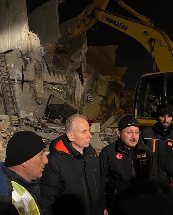 Kanser hastası Vali Atik deprem bölgesinden ayrılmıyor; Haftalardır boynunda kemoterapi şişesiyle çalışıyor