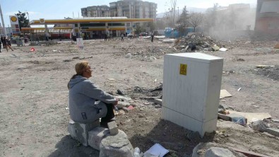 Depremde Agir Hasar Alan Evinin Yikilisini Gözyaslari Ile Izledi