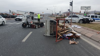 Otomobille Çarpisan Moped Sürücüsü Hayatini Kaybetti