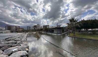 Uzmandan korkutan açıklama: Deprem nedeniyle İskenderun sahilinde 1 metre çökme var