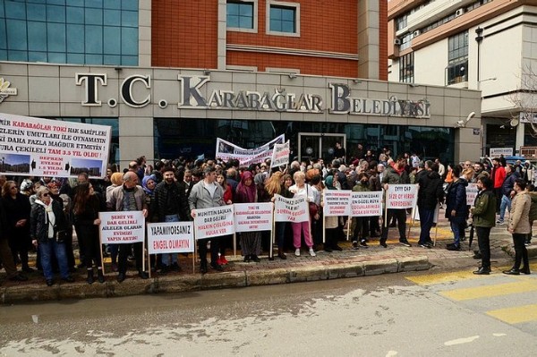 İzmir’de CHP’li belediyeye konut protestosu! 'Enkaz altında kalınca mı sesimizi duyacaksınız?'