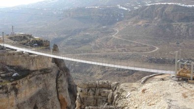 242 Metre Yükseklikteki Cam Köprü Ve Seyir Terasi Depremde Dimdik Ayakta Kaldi