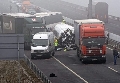 Macaristan'da feci kaza: 42 araç birbirine girdi