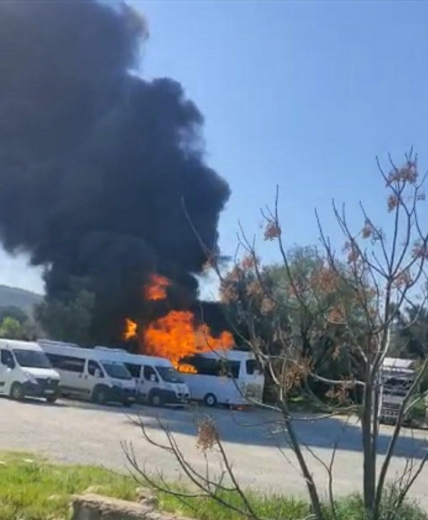 Görüntüler Bodrum'dan: Okul servisi alev aldı!