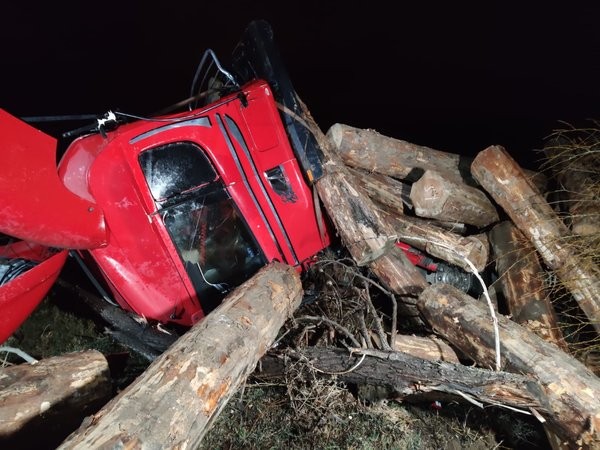 Tomruk yüklü tırla kamyonet çarpıştı: 1 ölü, 5 yaralı