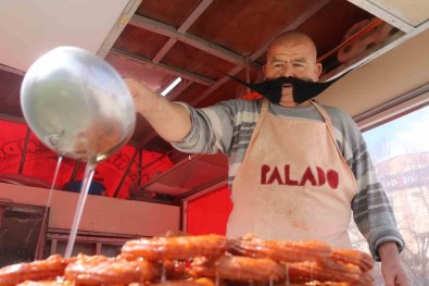 25 Yildir Kesmedigi Biyiklari, 80 Santimetreye Ulasti