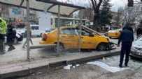 TRAFIK KAZASı - Ankara'da korkunç kaza: Taksi durağa daldı, 1'i ağır 6 yaralı!
