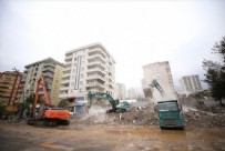  MARAŞ DEPREM - Kahramanmaraş'ta acil yıkılması gereken binaların yıkım işlemleri sürüyor