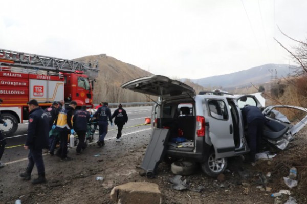 Kamyonet beton menfeze çarptı: 2 ölü 3 yaralı