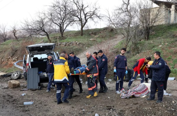 Kamyonet beton menfeze çarptı: 2 ölü 3 yaralı