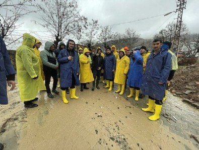 Bakan Karaismailoğlu, sel yaşanan Adıyaman'ın Tut ilçesinde incelemelerde bulundu