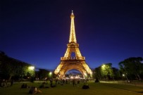  FRANSA EMEKLİLİK YAŞI - Fransa'da grevler sürüyor: Eyfel Kulesi ziyarete kapatıldı