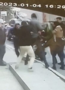 Istanbul'da Trafik Tartismasi Sonrasi Kavga Kamerada Açiklamasi Baskina Gelip Biçaklandilar