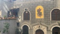  İSTİKLAL CEDDESİ YANGIN - İstiklal'de restoranda korkutan yangın! Yandaki kiliseye sıçradı