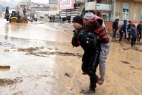  ŞANLIURFA SEL - Mehmetçik, sel felaketinde mahsur kalanları tahliye etti