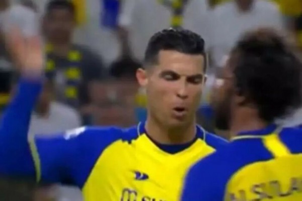 Ronaldo'nun gerginliği bitmiyor! Hakeme ve hocasına sinirlendi
