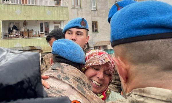 Mehmetçik, sel felaketinde mahsur kalanları tahliye etti