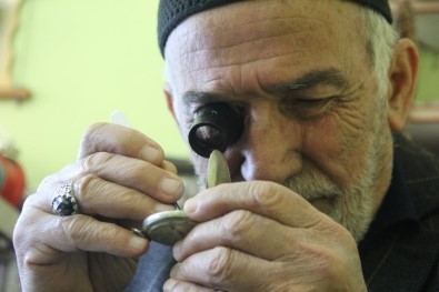 20 Metrekarelik Dükkânda Yarim Asirdir Saat Tamir Ediyor