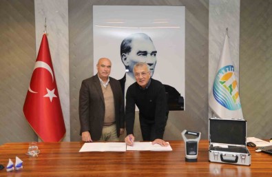 Baskan Tarhan, Üreticilere Toprak Analiz Cihazi Hediye Etti