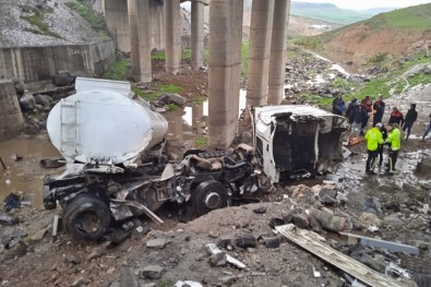 Cizre'de Tanker Köprüden Düstü Açiklamasi 1 Ölü, 1 Yarali