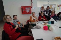 Gönüllü Kadinlar Yaslilar Için Bulustu, Sis Ve Ip Alip Battaniye Ördü Haberi