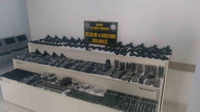 Silah Kaçakçisinin Is Yerinden Cephanelik Çikti