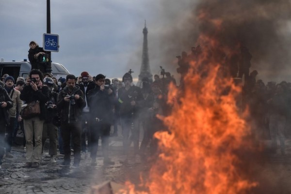 Meclis devre dışı: Fransa'da emeklilik isyanı! Sokaklar savaş alanına döndü
