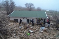 Depremden kaçıp yerleştikleri yazlık evlerinde selden kıl payı kurtuldular