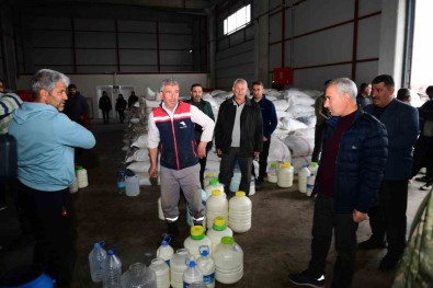Yesilyurt'te Afetzede Süt Üreticilerine Belediye Destegi