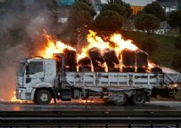  YANGIN - Arnavutköy'de seyir halindeki kamyon yandı
