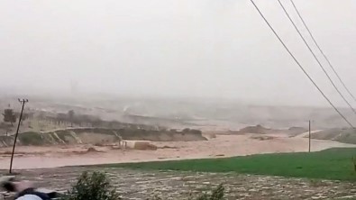 Sel Sularinin Devirdigi Tirin Sürüklenme Ani Kamerada