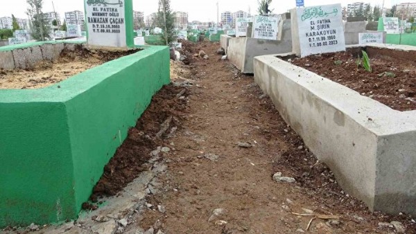 Diyarbakır’da yağmur sonrası depremzedelerin mezarları çöktü obruklar oluştu