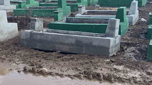 Diyarbakır’da yağmur sonrası depremzedelerin mezarları çöktü obruklar oluştu