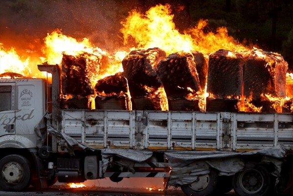 Arnavutköy'de seyir halindeki kamyon yandı