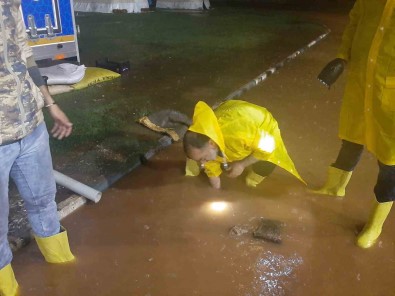 Depremzedeler Için Tikanan Mazgali Elleriyle Açti