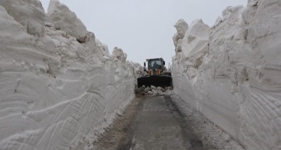 Kar Kalinliginin 5 Metreyi Astigi Yolda Çalismalar Devam Ediyor