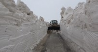 Kar Kalinliginin 5 Metreyi Astigi Yolda Çalismalar Devam Ediyor