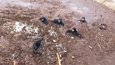 Selde Kaybolan Hamile Kadini Ve Kizini Arama Çalismalari 5'Inci Günde De Sürüyor