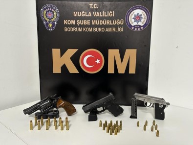 Teyp Içerisinde 3 Tabanca Ele Geçirildi