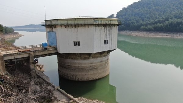 Uzmanlar uyardı: İzmir'de kuraklık sinyali! Su seviyesi düşünce ortaya bu görüntüler çıktı