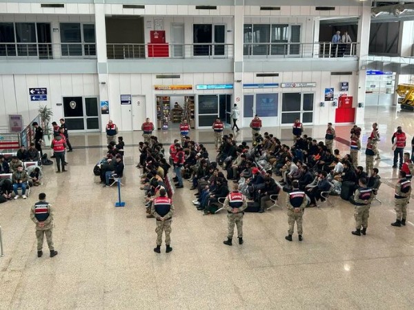 136 düzensiz göçmen Afganistan'a gönderildi