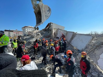 Nurdagi'nda 129. Saatte 5 Kisilik Aileyi Kurtaran Itfaiye Ekipleri Duygu Dolu Anlari IHA'ya Anlatti