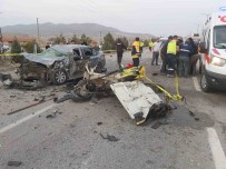 Otomobillerin Hurdaya Döndügü Kazada 3 Kisi Yaralandi