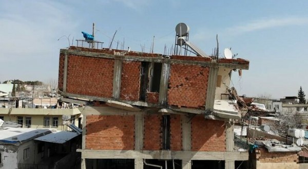 Adıyaman'da 4 katlı binanın 3. katı yıkıldı