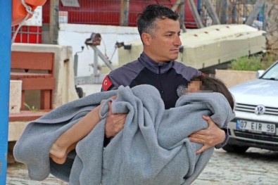 Antalya'da Sörf Tahtasiyla Açiga Sürüklenen Turistleri Deniz Polisi Kurtardi