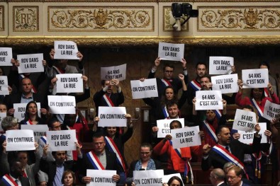 Fransa'da Macron Hükümeti Gensoru Önergesinde Kil Payi Kurtuldu