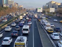Istanbul'da Haftanin Ilk Is Gününde Trafik Yogunlugu Yasandi